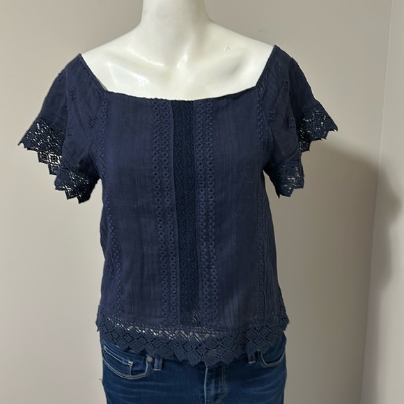 ALICE + OLIVIA Jules Off the Shoulder Top Navy Blue Lace Embroidered Shirt Sz XS - Picture 4 of 13